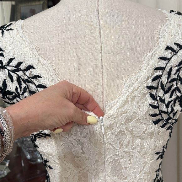 Adrianna Papell White Lace black embroidered sides Midi sheath Dress  V neck 6 - Picture 9 of 16